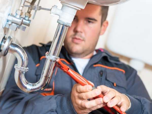 a plumber fixing water pipe | 24 Hour Emergency plumbing NYC